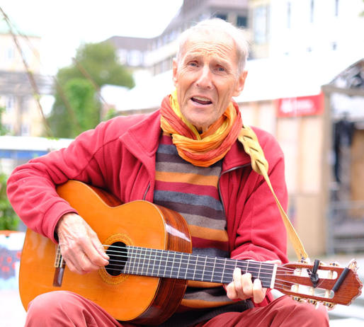 Dieter der Barde spielt Gitarre und trägte eine Ballade vor